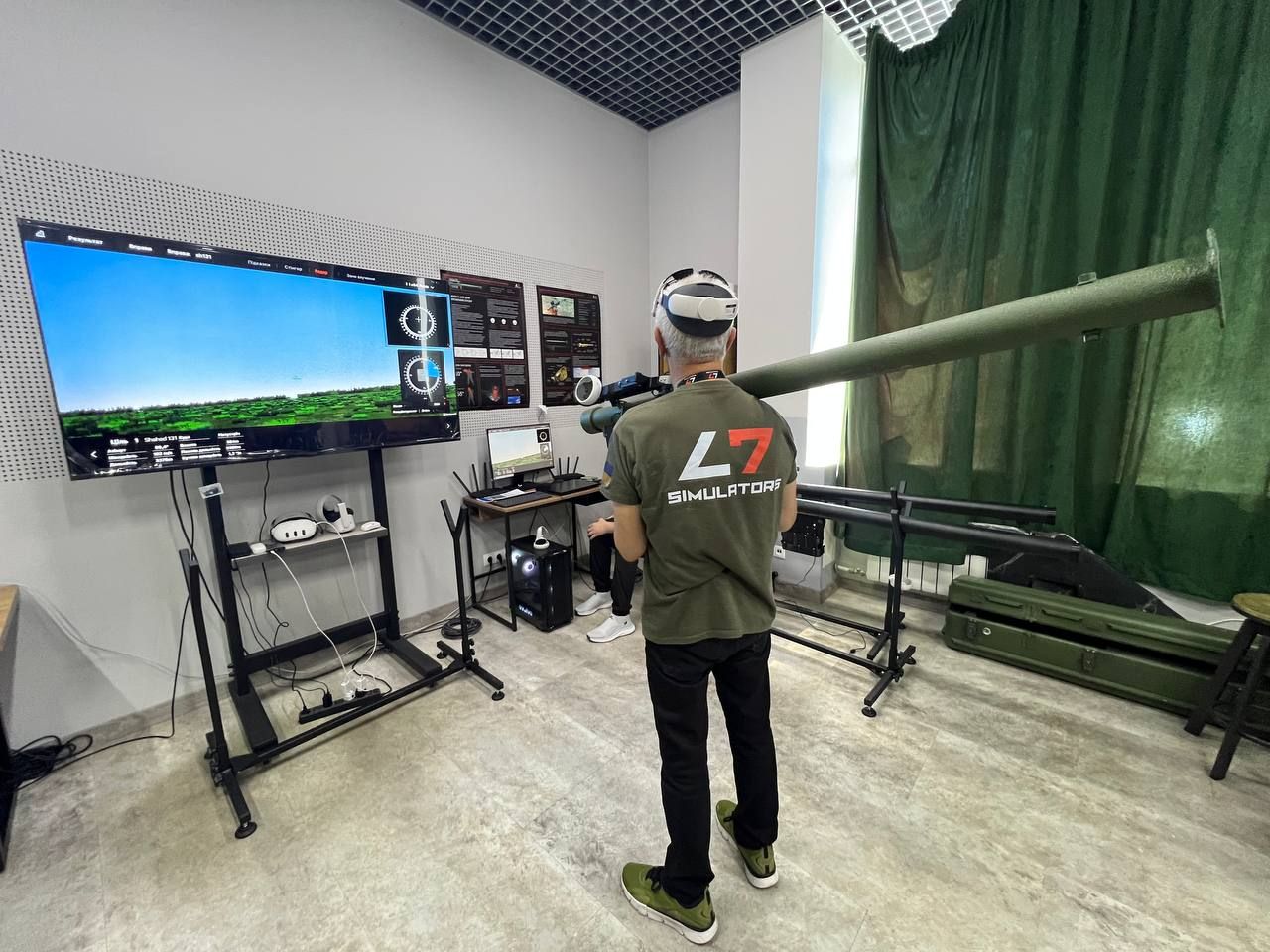 Постійний запит на Джавеліни, а також на інші ПТРК, автомати. VR-реальність для ЗСУ: Інформатор побував в офіс та шоурумі L7 – там військові тренуються зі зброєю на бойових тренажерах 5