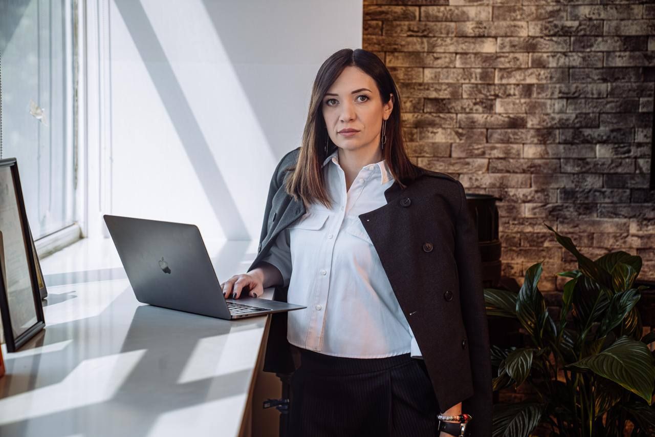 Олена Душина, очільниця miltech-групи L7 VR-реальність для ЗСУ: Інформатор побував в офіс та шоурумі L7 – там військові тренуються зі зброєю на бойових тренажерах 1