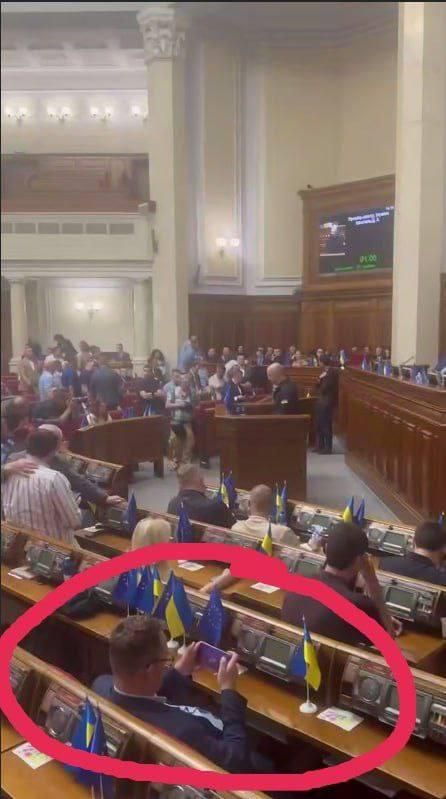 Відставка уряду? Байдуже! Депутат Васюк не припинив гри у смартфоні під час вирішального голосування 1