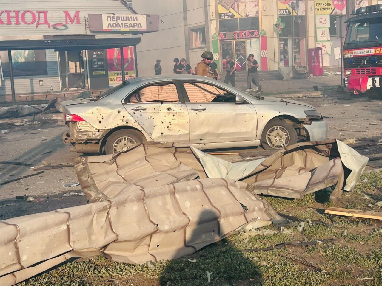РФ цілеспрямовано вдарила КАБом по ТЦ у центрі Добропілля - є жертви 1