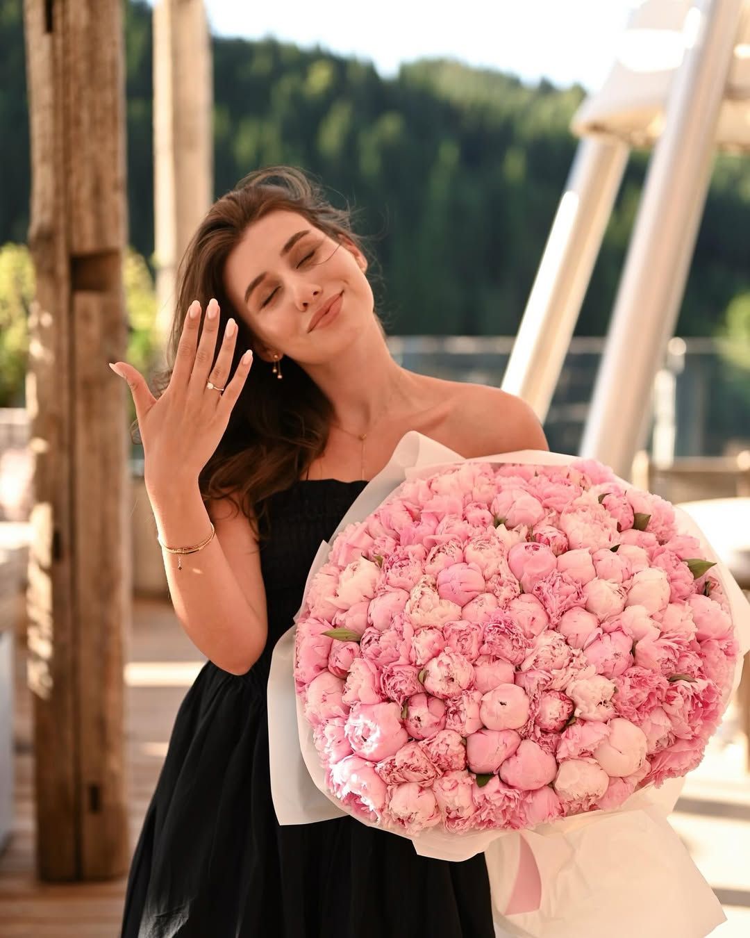 Кольцо и букет стоили рокеру не менее 20-25 тысяч гривен Кольцо и букет стоили рокеру не менее 20-25 тысяч гривен