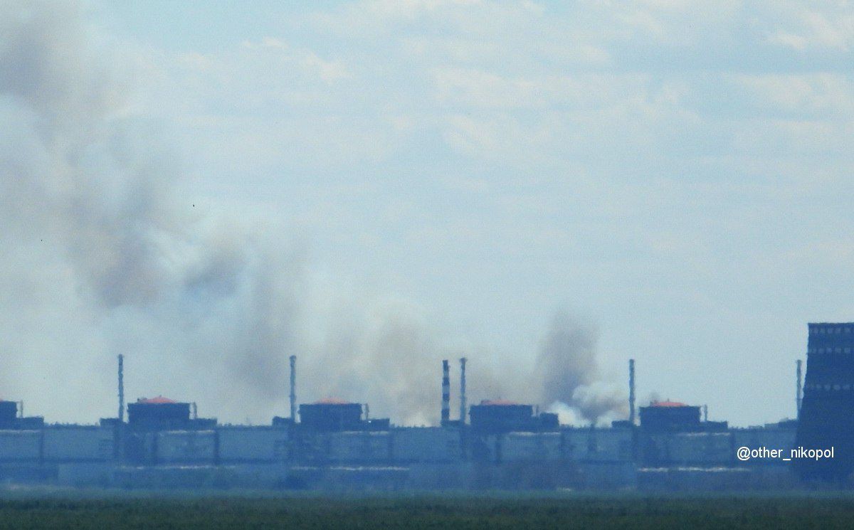 Над Запорізькою АЕС здіймається дим, який бачили аж з Нікополя: подробиці і фото 1