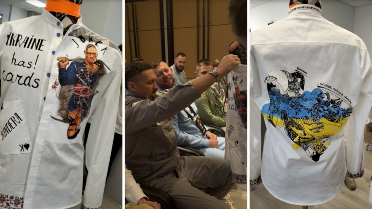 Олександр Усик роздивляється подарунок Олександр Усик роздивляється подарунок