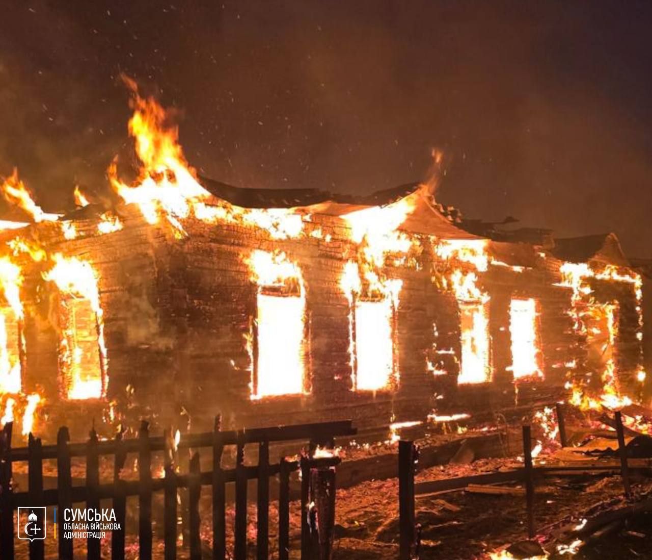 В Сумской области из-за атаки дронов РФ дома вспыхнули, как спички. Фото - Сумская ОВА