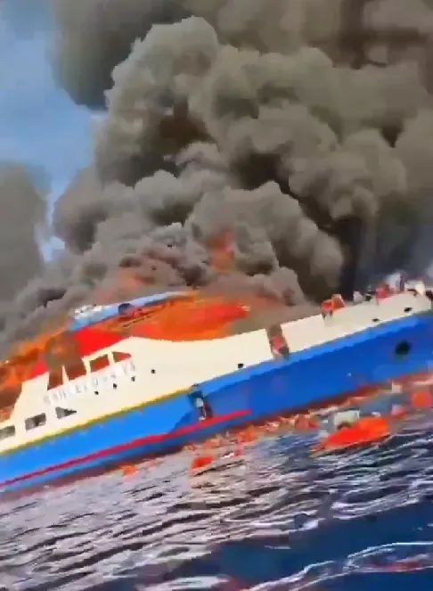 Люди стрибають у воду: біля берегів Індонезії горить пором із 280 пасажирами 1
