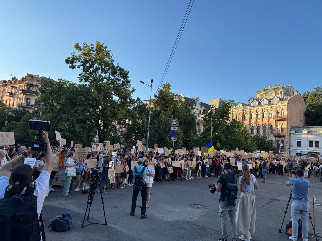 В Україні другий день поспіль протестують проти знищення НАБУ: у Києві зібралися сотні людей 11