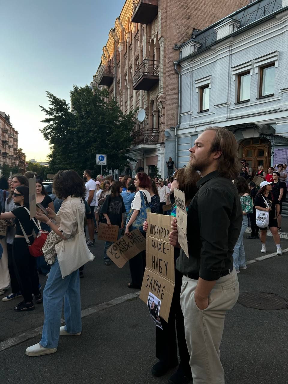 В Україні другий день поспіль протестують проти знищення НАБУ: у Києві зібралися сотні людей 10