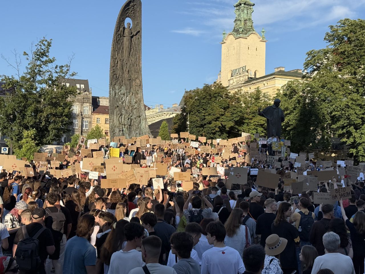 В Україні другий день поспіль протестують проти знищення НАБУ: у Києві зібралися сотні людей 8