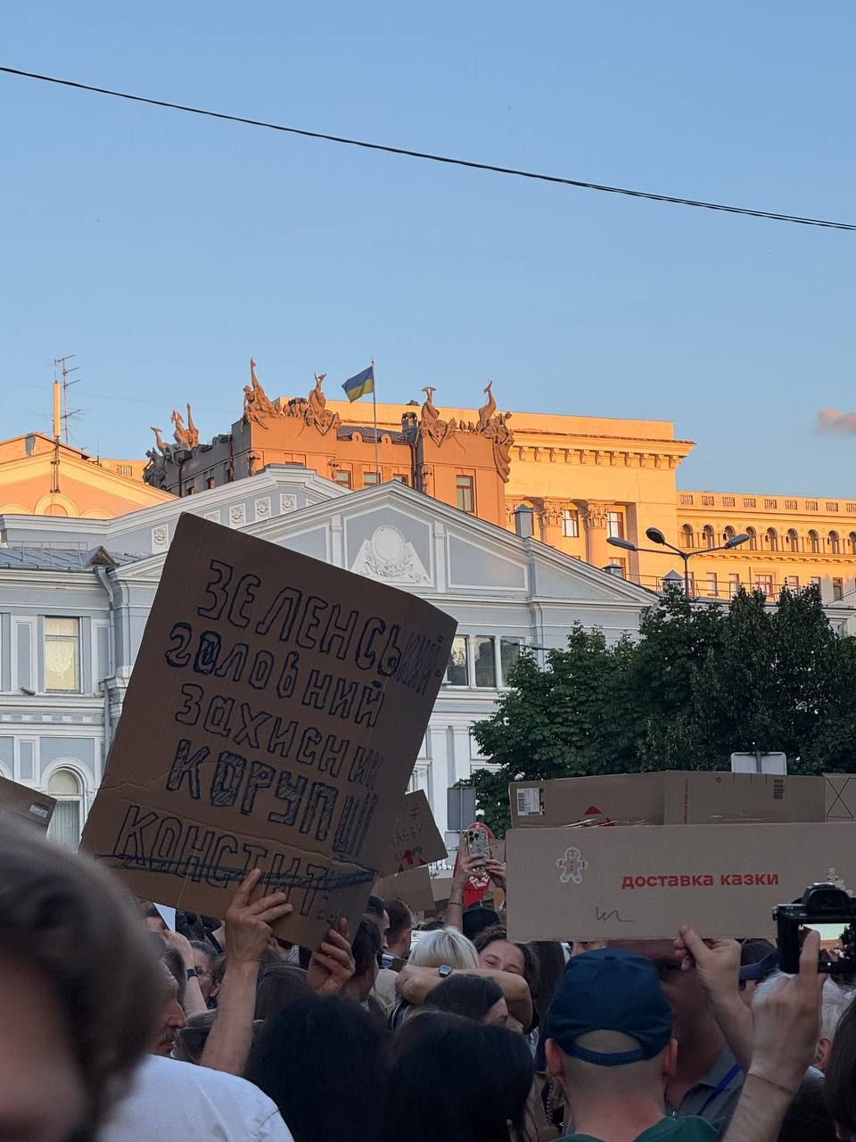 В Україні другий день поспіль протестують проти знищення НАБУ: у Києві зібралися сотні людей 4