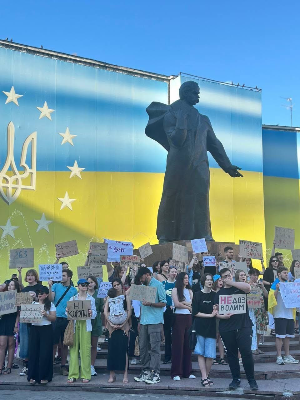 В Україні другий день поспіль протестують проти знищення НАБУ: у Києві зібралися сотні людей 3