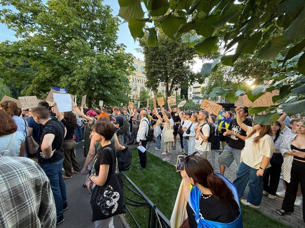 В Україні другий день поспіль протестують проти знищення НАБУ: у Києві зібралися сотні людей 2