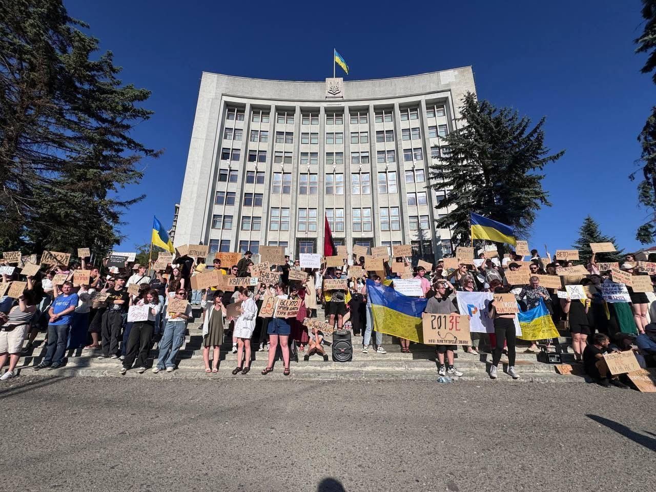 В Україні другий день поспіль протестують проти знищення НАБУ: у Києві зібралися сотні людей 1