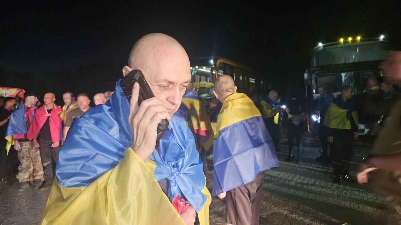 На фоні переговорів України і РФ відбувся обмін полоненими: повернулися важкохворі й тяжкопоранені захисники 3