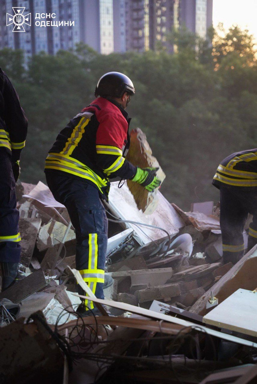 Зруйнований будинок в Одесі Рятувальники розбирають завали будинку