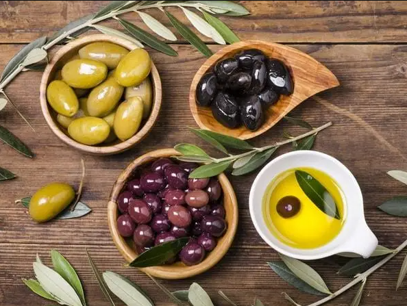Оливки обробляють добавкою глюконату заліза