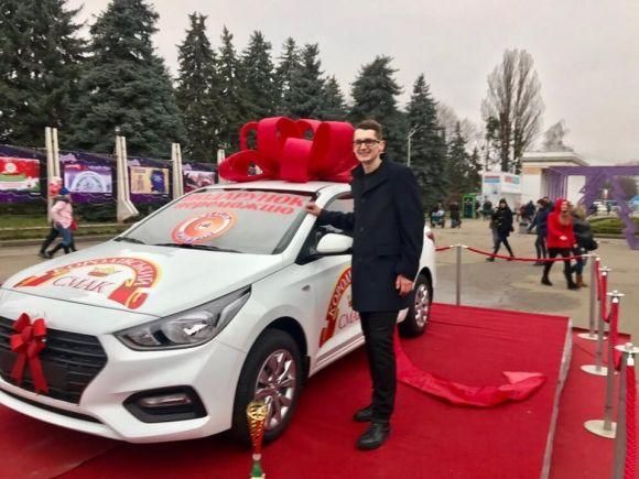 Дмитрий выиграл машину в "Караоке на Майдане", но поверил в это, только в салоне авто Дмитрий выиграл машину в "Караоке на Майдане", но поверил в это, только в салоне авто