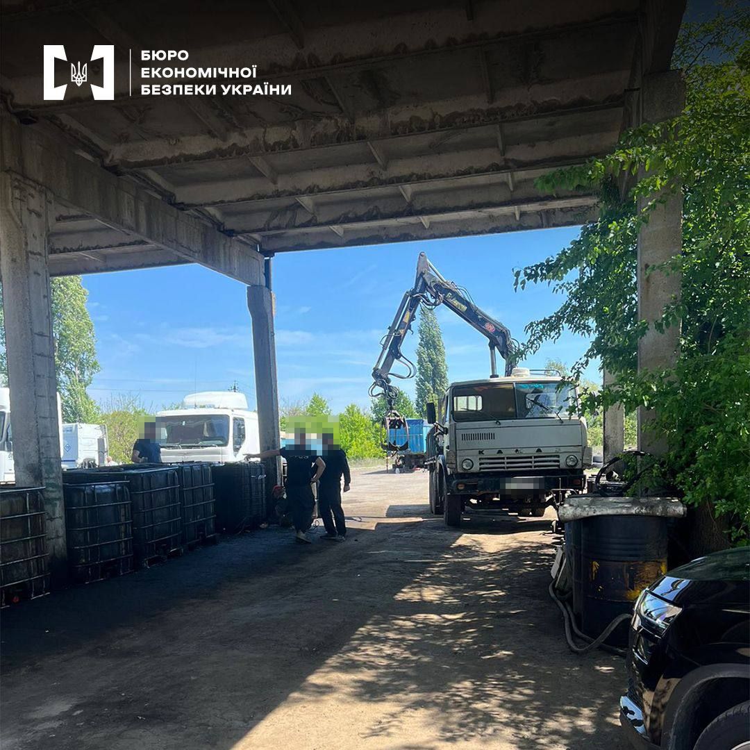 В Полтавской области будут судить мужчину, которого БЭБ разоблачило в незаконной торговле подпольно изготовленным горючим.