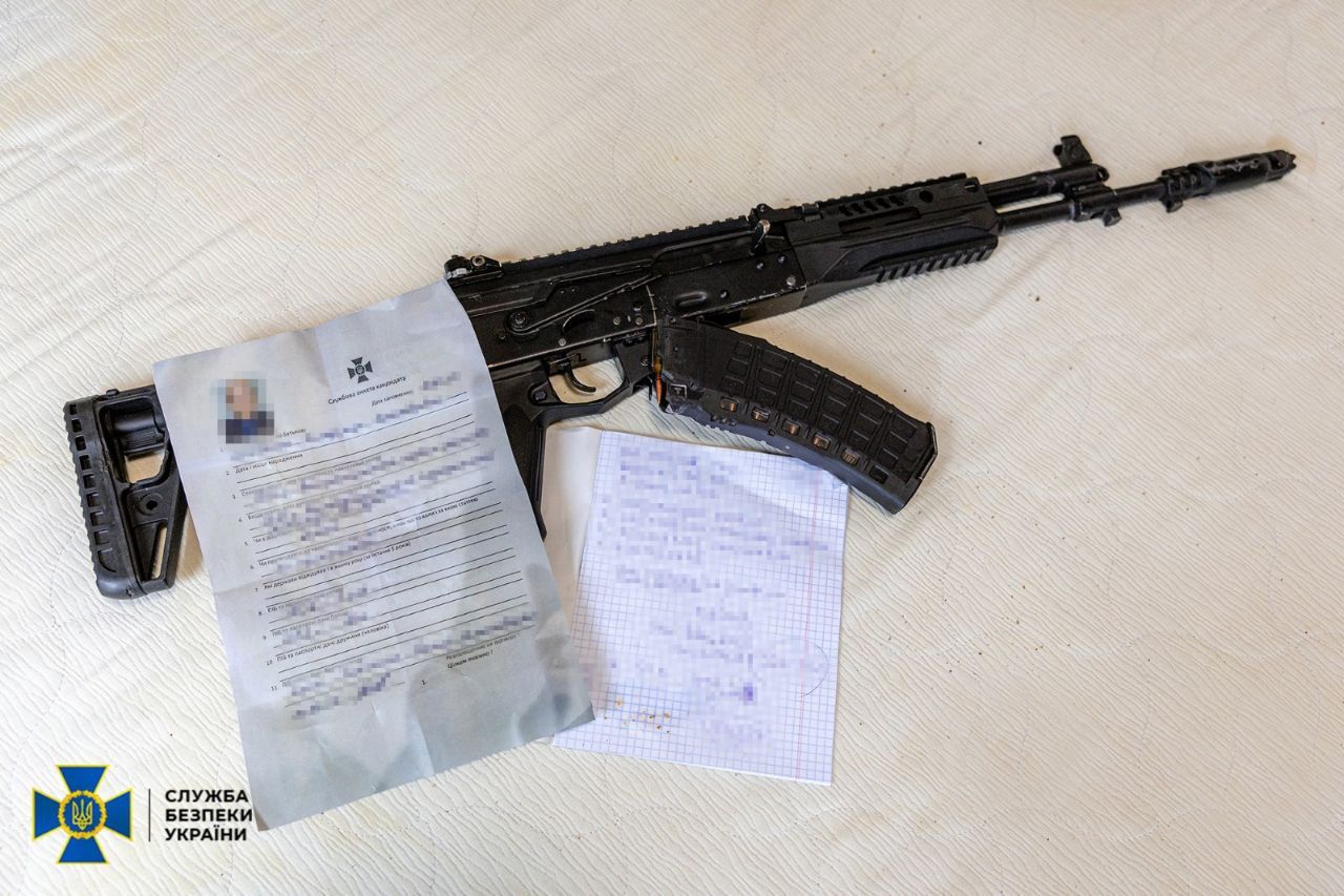 СБУ вилучили у агента РФ зброю СБУ вилучили у агента РФ зброю