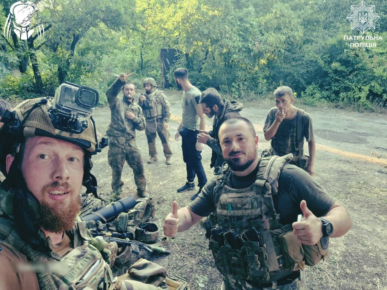 Полицейские из бригады "Хищник" вывозят раненых военных с позиций