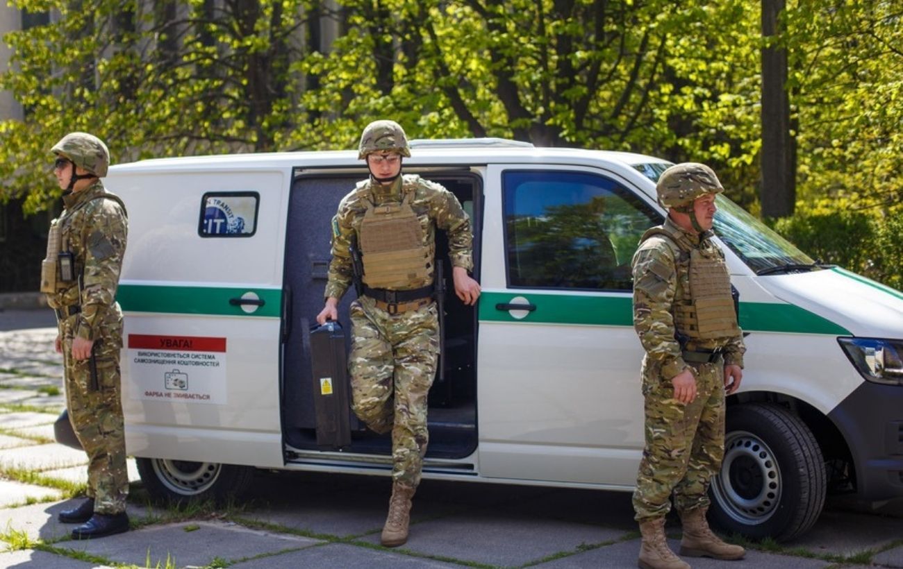 Целью профессионального праздника является роль инкассаторов в финансовой системе.