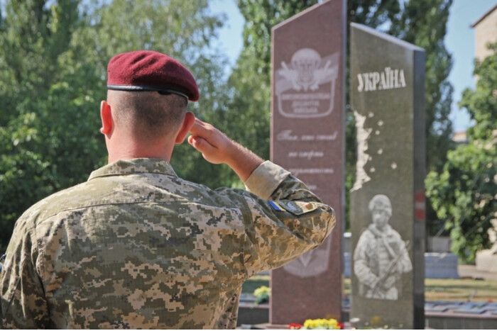 В Ураїні вшановують пам'ять воїнів-десантників В Ураїні вшановують пам'ять воїнів-десантників