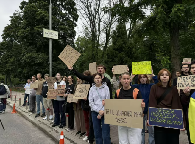 Протесты за восстановление независимости НАБУ и САП переместились в Совет. Фото - УП
