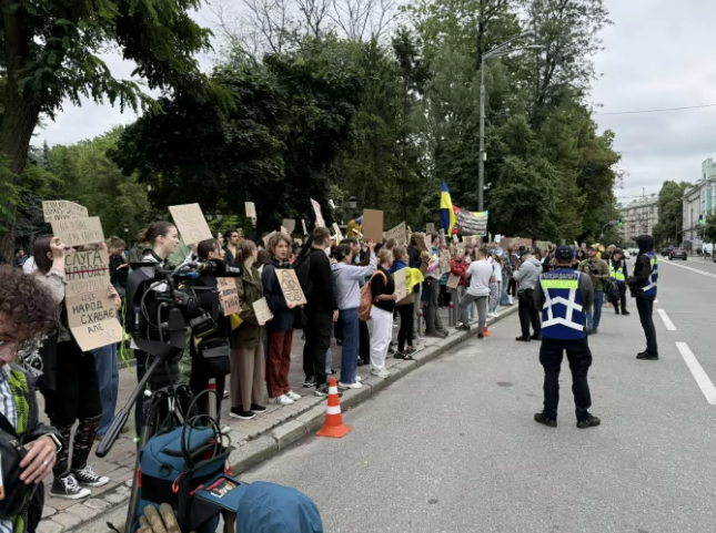 Протесты за восстановление независимости НАБУ и САП переместились в Совет. Фото - УП
