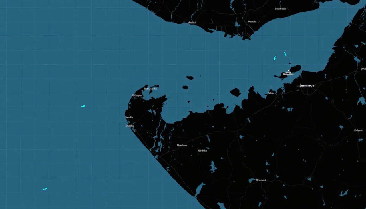 На зображені - чотири танкери (зліва направо) Horae, Destan, Achilles та Elyte, що були помічені біля західного узбережжя Індії. Джерело: Bloomberg На зображені - чотири танкери (зліва направо) Horae, Destan, Achilles та Elyte, що були помічені біля західного узбережжя Індії. Джерело: Bloomberg