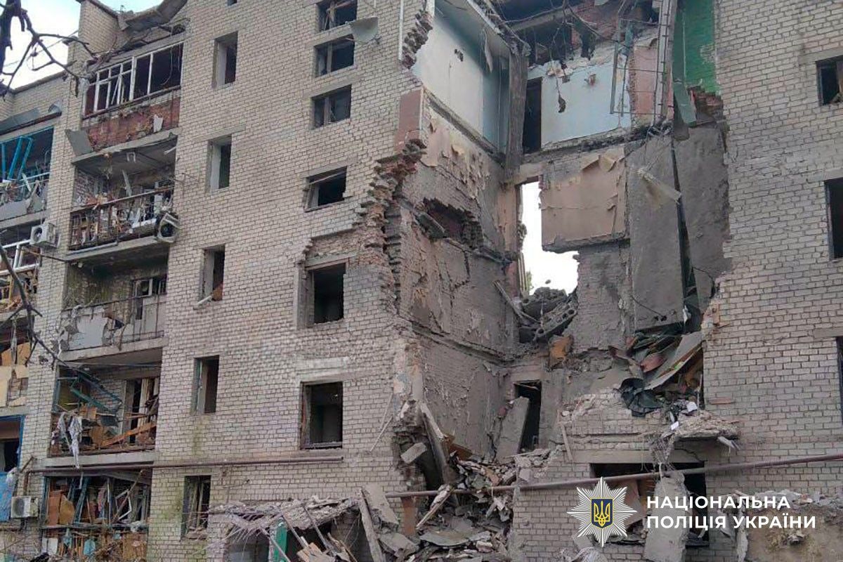 Многоэтажка в городе после удара