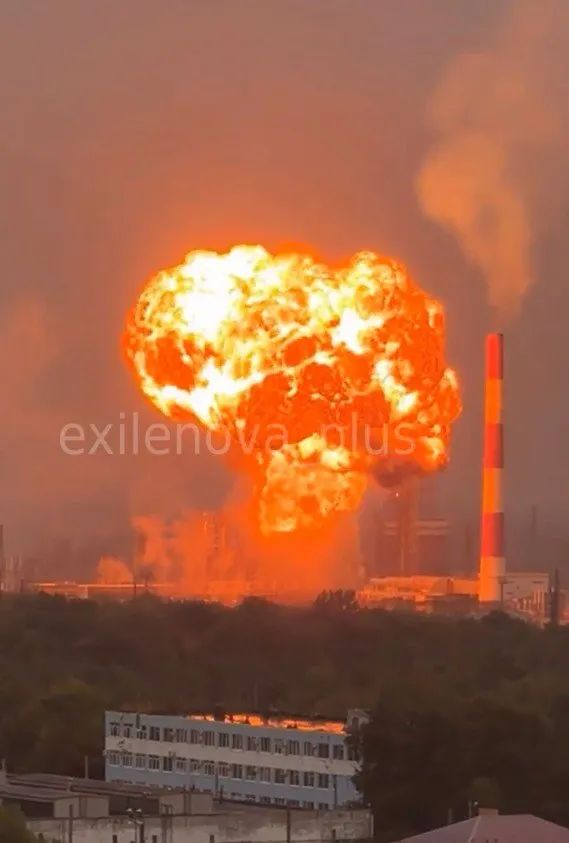 Атака дронів у Самарській області: нафтопереробний завод у Новокуйбишевську загорівся після вибухів 3