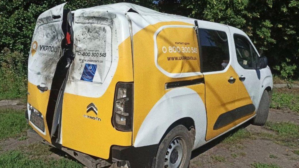 Поранено водія та працівницю: окупанти на Сумщині атакували автомобіль "Укрпошти" 1