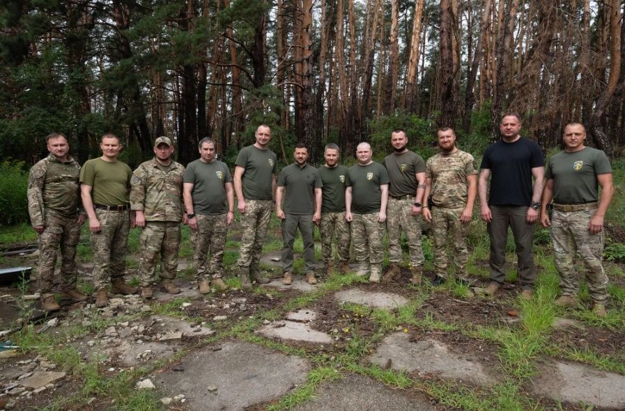 Зеленський з військовими ЗСУ