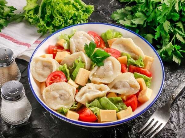 Улюблені пельмені можуть смакувати краще Неочікувано – пельмені поєднали з помідорами та отримали теплий салат 1