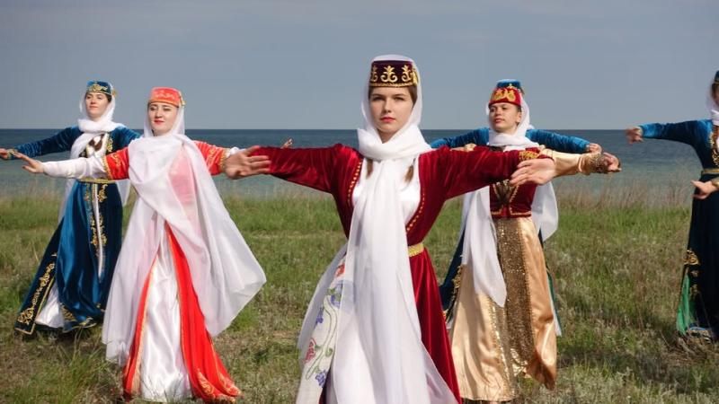 Численность национальных меньшинств составляет около 370 млн. человек Какой сегодня, 9 августа, праздник: Всемирный день книголюбов и держание за руку 5