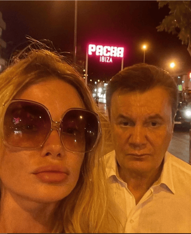 Майже одночасно у багатьох з'явилося селфі з Януковичем, але хейтили тільки Камінську Майже одночасно у багатьох з'явилося селфі з Януковичем, але хейтили тільки Камінську