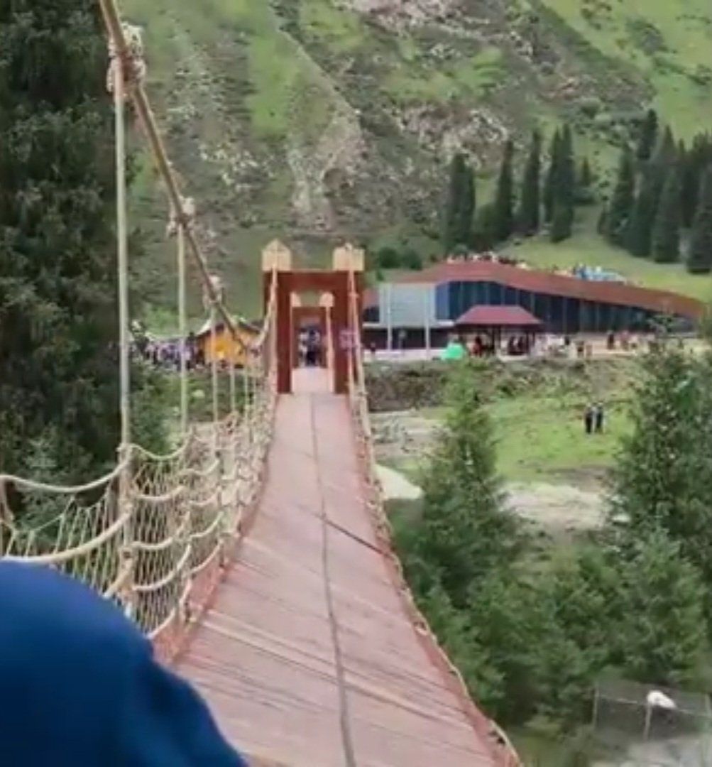 Мост сильно наклонился, поэтому люди упали с высоты на камни вниз