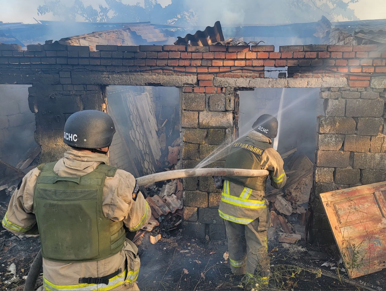 оккупанты утром ударили по Днепру ракетами: трое раненых и масштабные разрушения 4