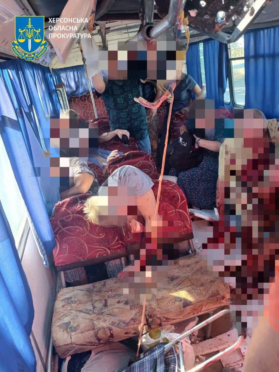 Враг дважды атаковал автобус с гражданскими в Херсонской области