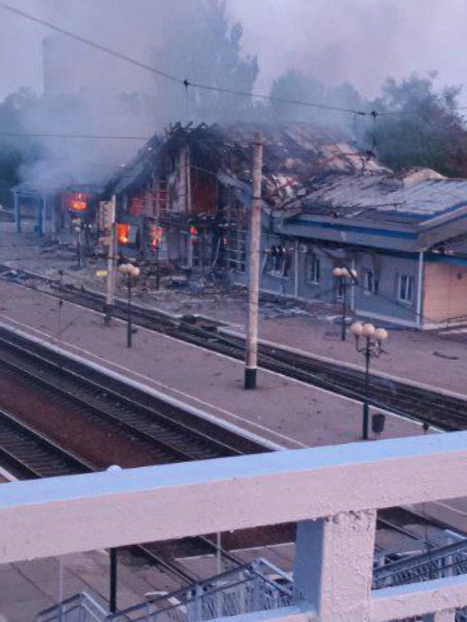 Россия атаковала железнодорожный вокзал на Днепропетровщине: движение поездов изменено