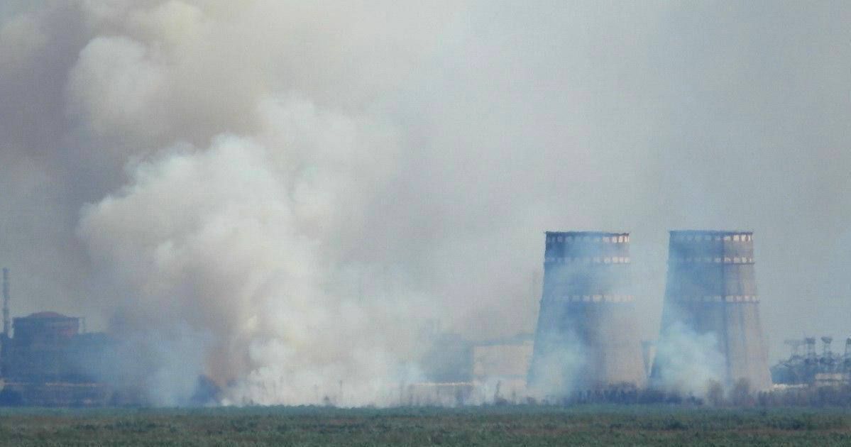 Пожежу на ЗАЕС 12 серпня було видно навіть з Нікополя. Фото з відкритих джерел. Пожежу на ЗАЕС 12 серпня було видно навіть з Нікополя. Фото з відкритих джерел.
