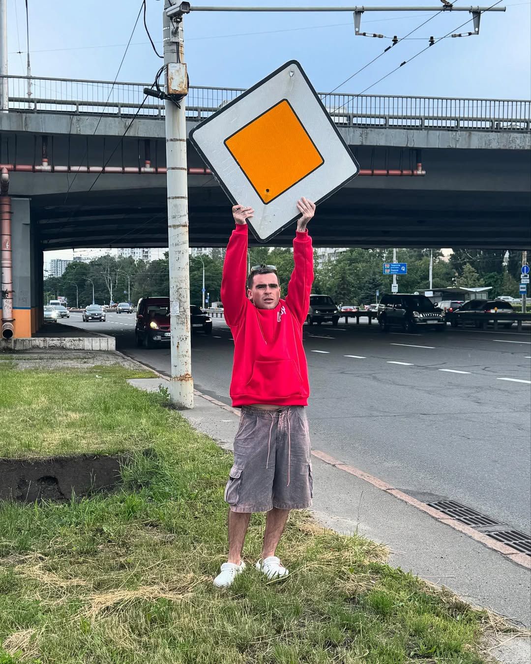 друзі музиканта вирішили відвезти його до реабілітаційного центру під Києвом. друзі музиканта вирішили відвезти його до реабілітаційного центру під Києвом.