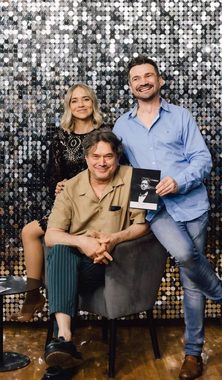 Остап Ступка зі своїми партнерами Юлією Єлістратовою та Віктором Ледовським. Остап Ступка зі своїми партнерами Юлією Єлістратовою та Віктором Ледовським.