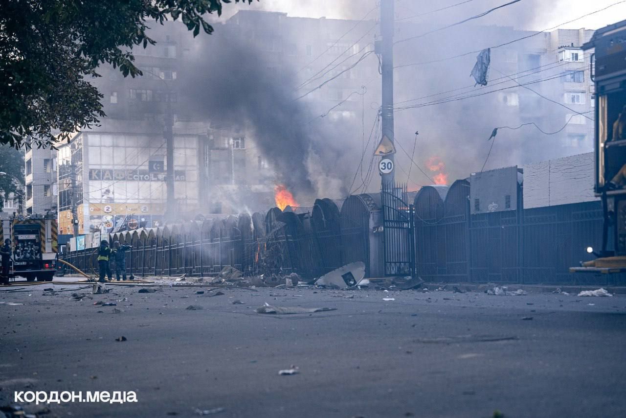 Тут завжди людно. Росіяни влучили по Центральному ринку у Сумах 1