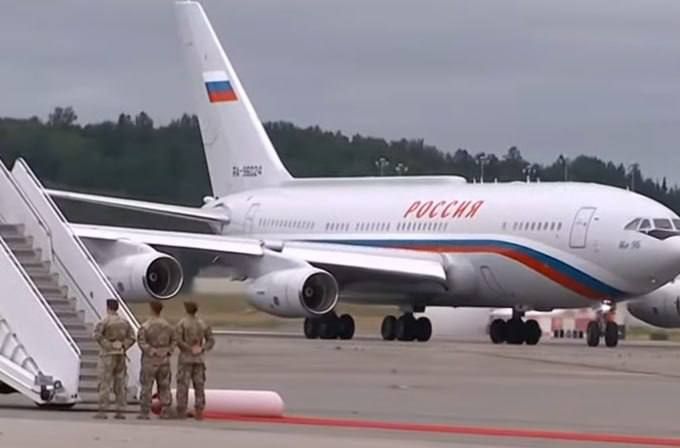 Трамп та Путін на Алясці зустрілися та потисли руку один одному: зараз розпочнуться переговори 3