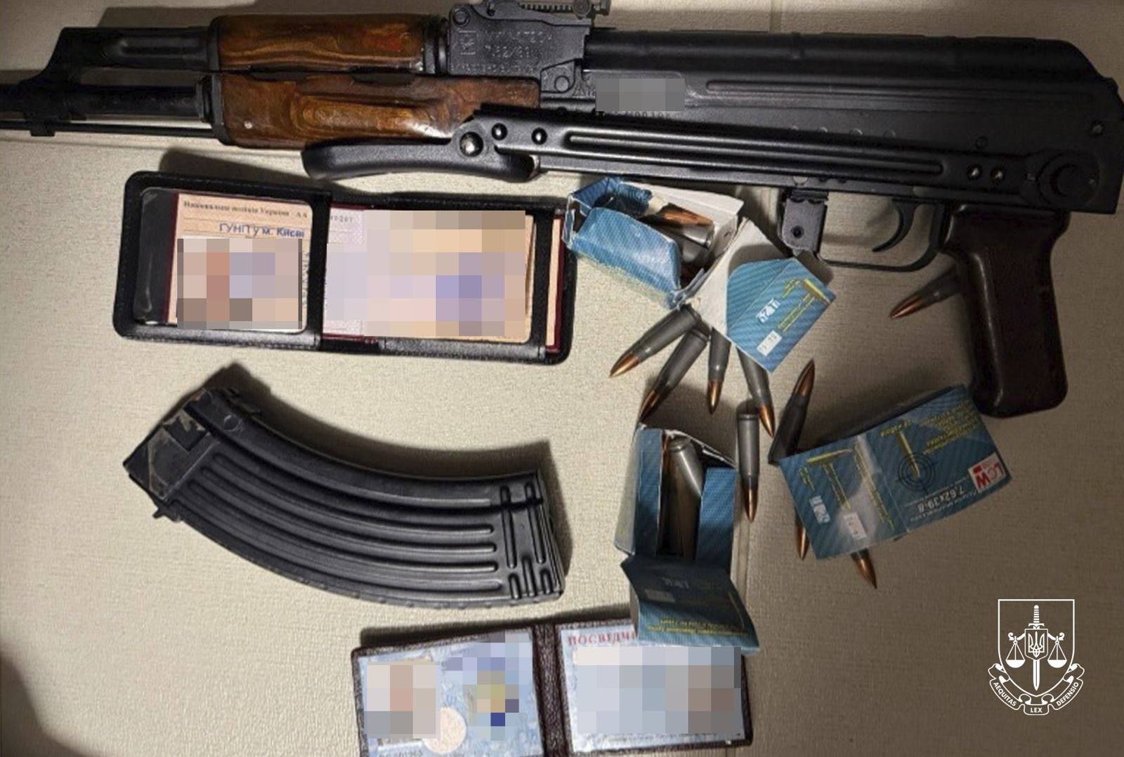 Генпрокуратура викрила банди, в яких були чиновники і правоохоронці: займалися зброєю та наркотиками 3