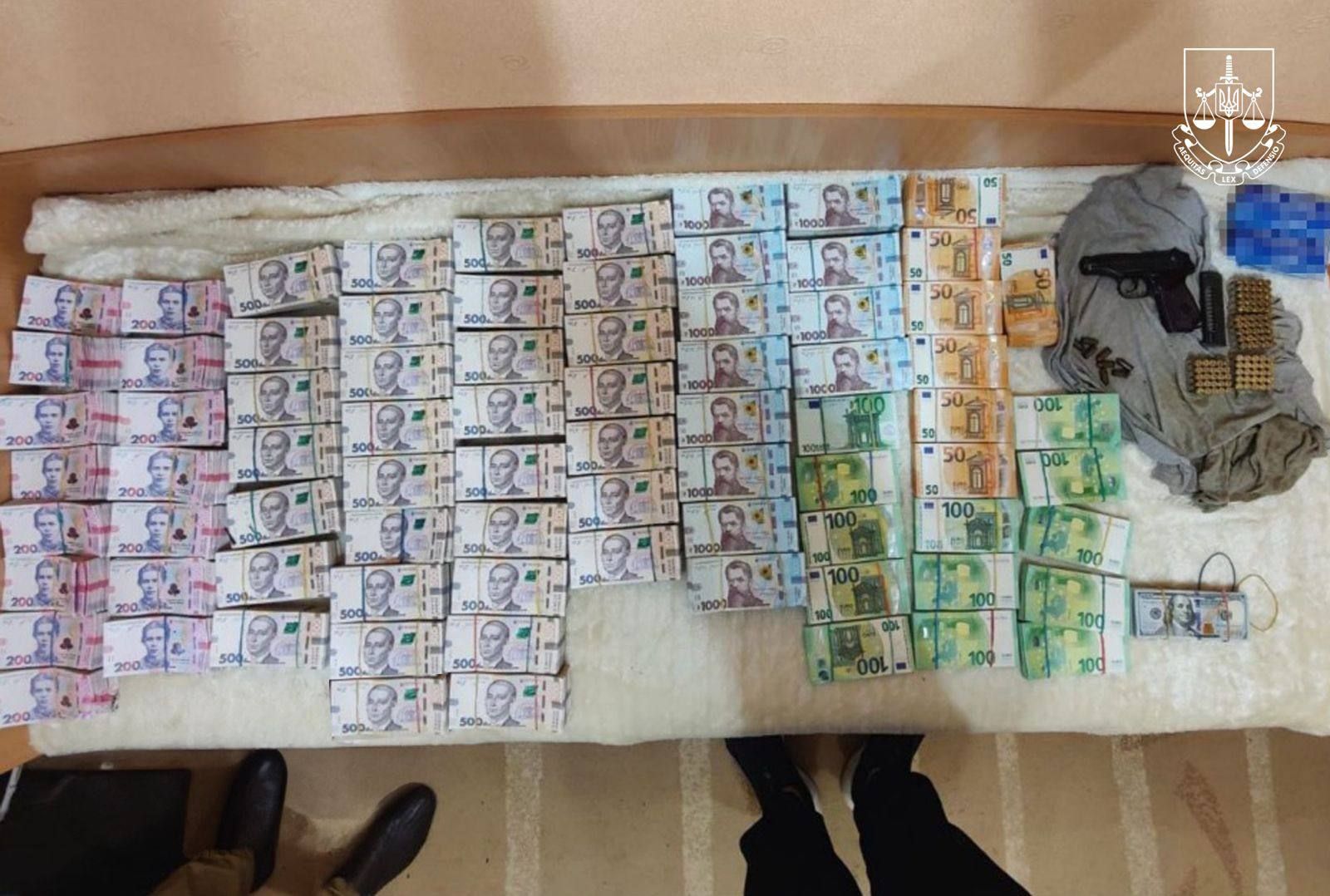 Генпрокуратура викрила банди, в яких були чиновники і правоохоронці: займалися зброєю та наркотиками 5