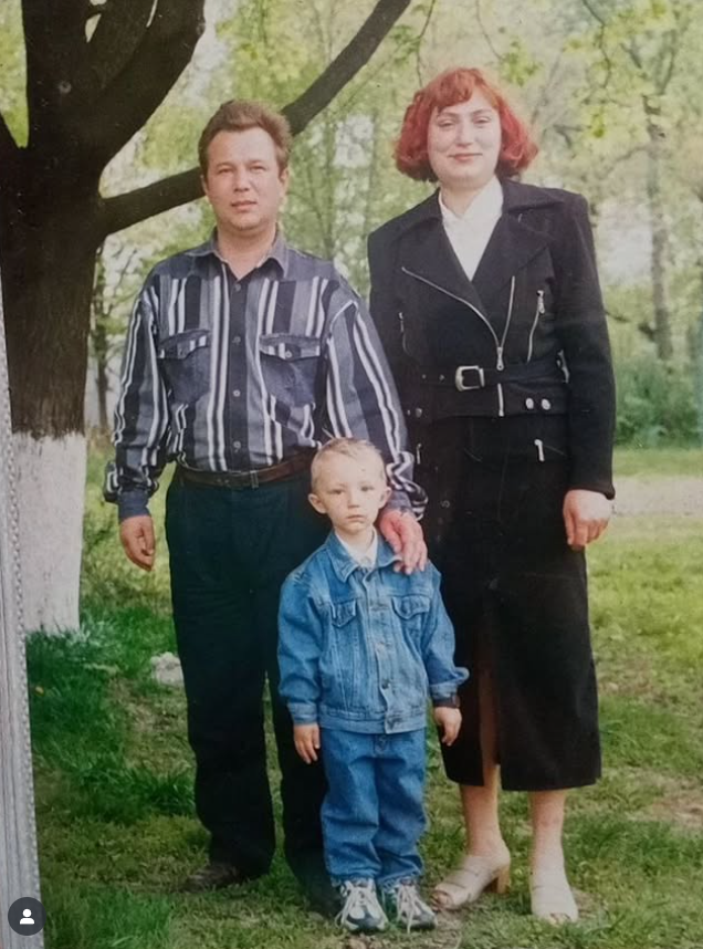 Курган показал в Instagram родителей и себя малого ради донатов