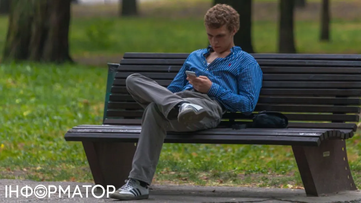 Мужчина с телефоном Фото: Информатор