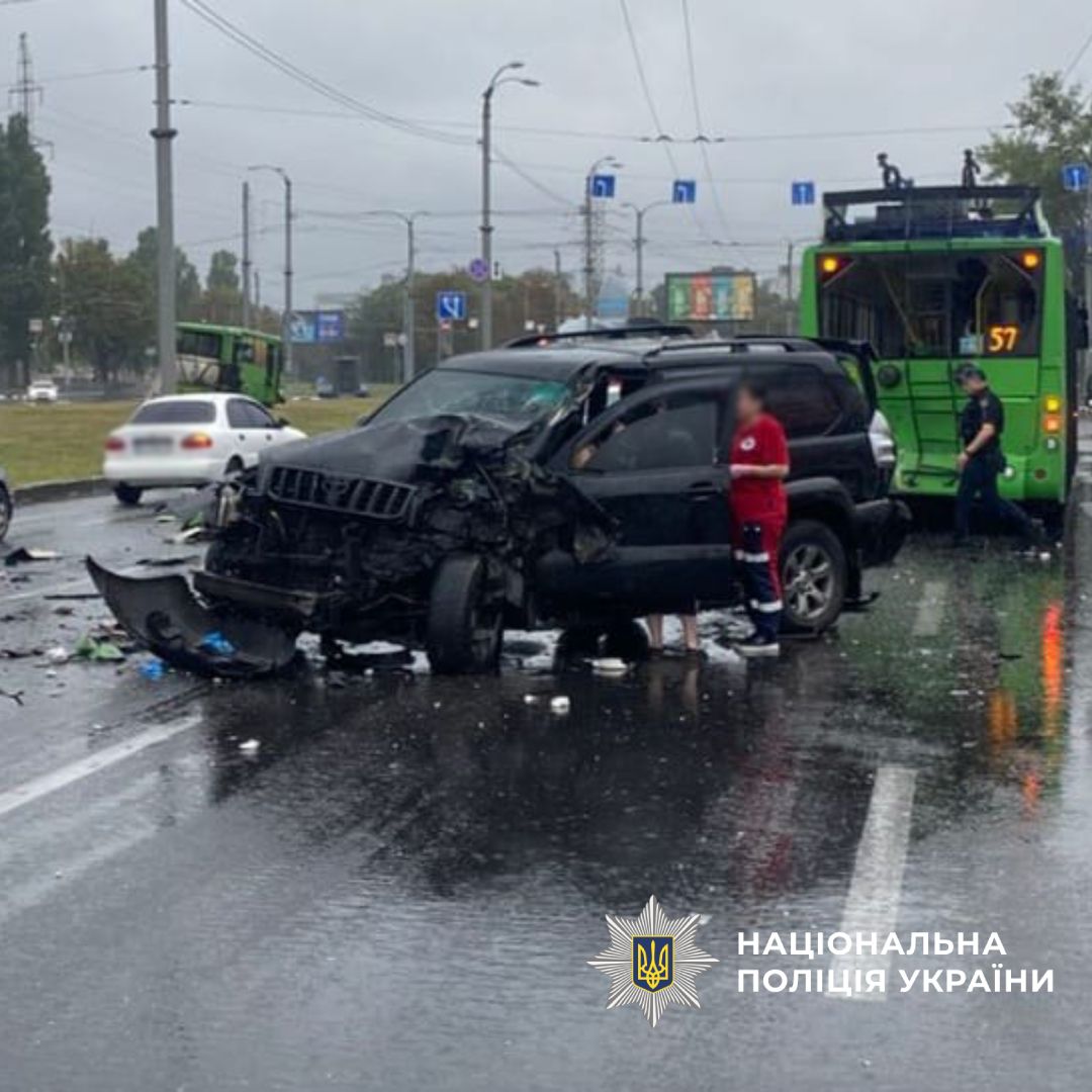 У Харкові масштабне ДТП: зіштовхнулися авто, тролейбус і автобус - є постраждалі 1