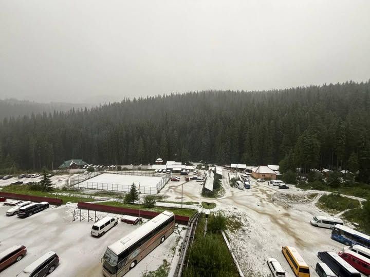 У Карпатах на День Незалежності випав перший сніг 1